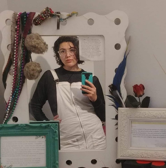 Meet your Posher, Junia - Picture 1 of 1